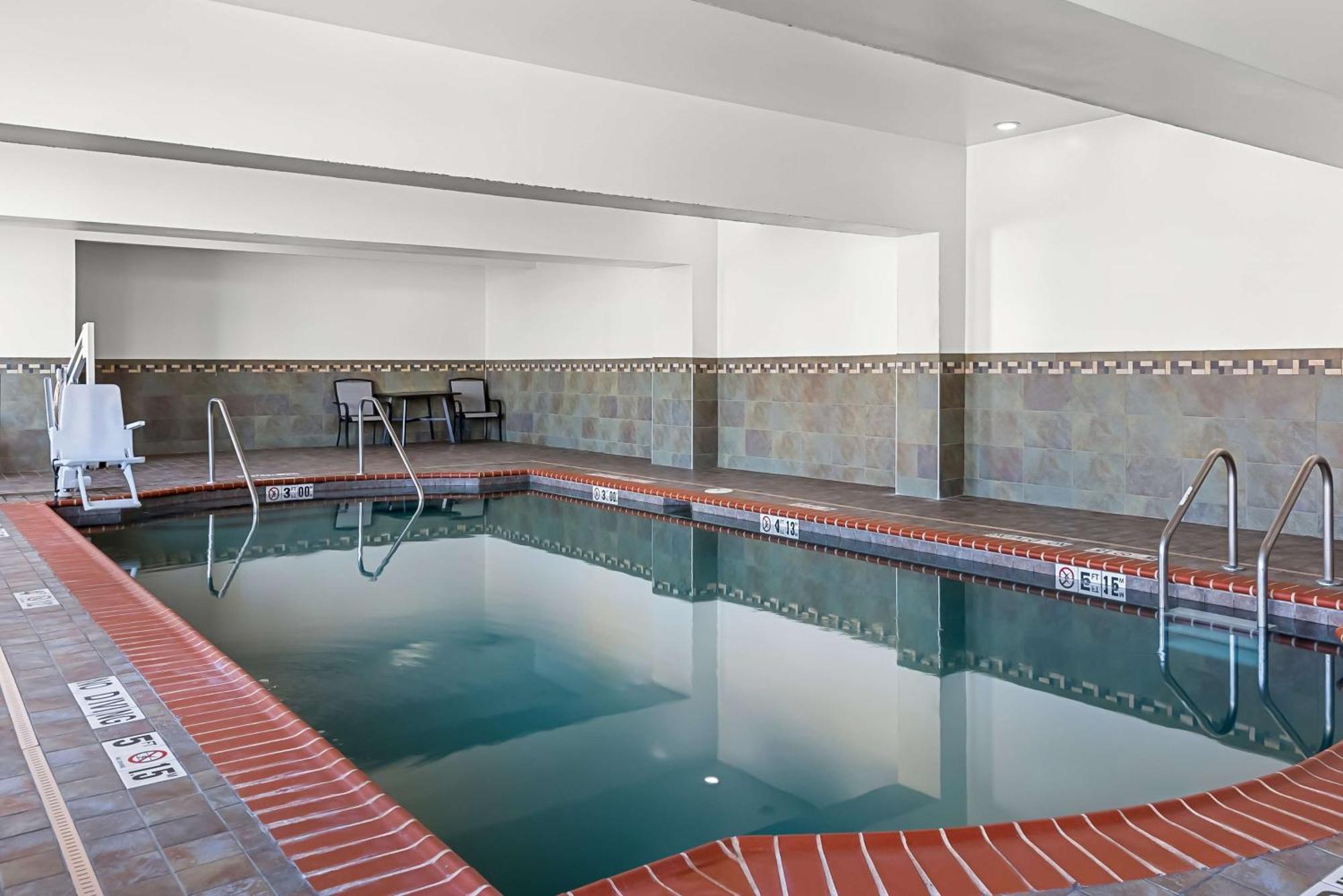 Best Western St. Louis Airport North Hotel & Suites Hazelwood Exterior photo